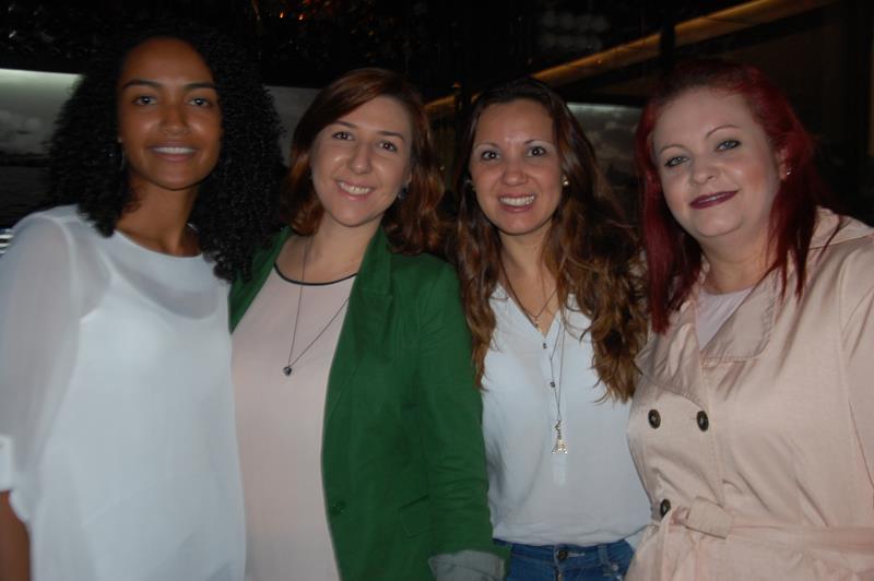 Iris Ferreira e Marya Gonçalves, da Decolar, com Marcela Azevedo e Dulce Monari, da Viaja Net Iris Ferreira e Marya Gonçalves, da Decolar, com Marcela Azevedo e Dulce Monari, da Viaja Net