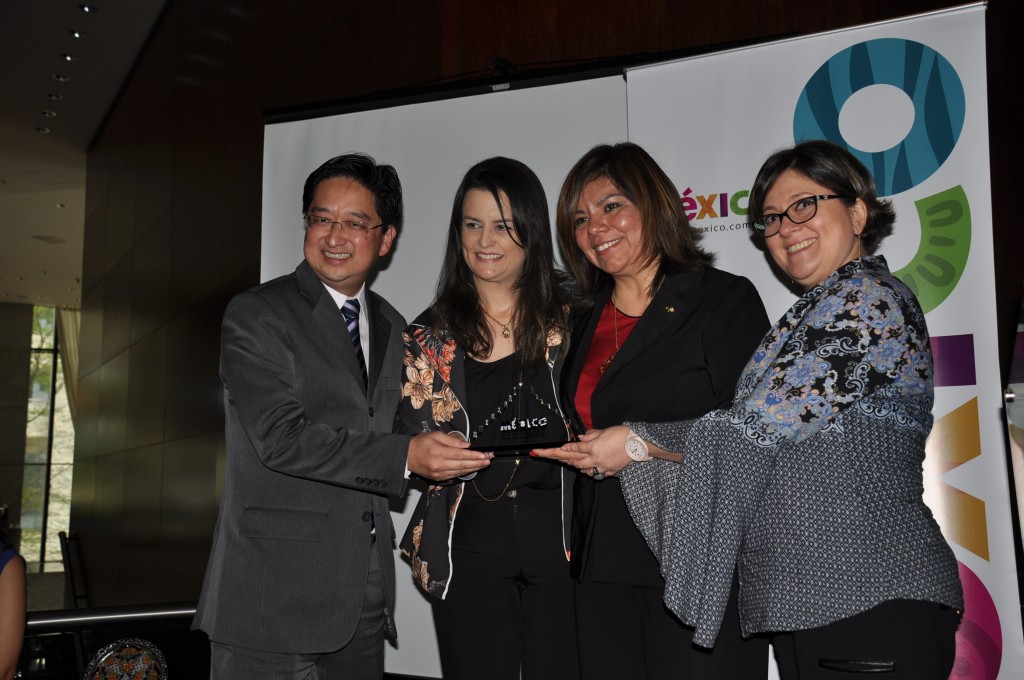 Jaqueline Ledo e equipe da Copa Airlines recebendo homenagem de Diana Pomar
