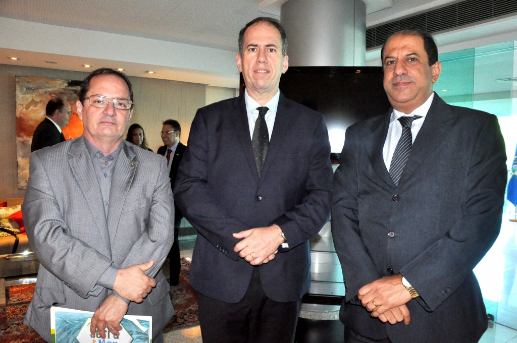 Marco Navega, presidente da FCVB-RJ, Antonio Henrique, do Senac, e Fernando Bomfligio, da Souza Cruz Marco Navega, presidente da FCVB-RJ, Antonio Henrique, do Senac, e Fernando Bomfligio, da Souza Cruz
