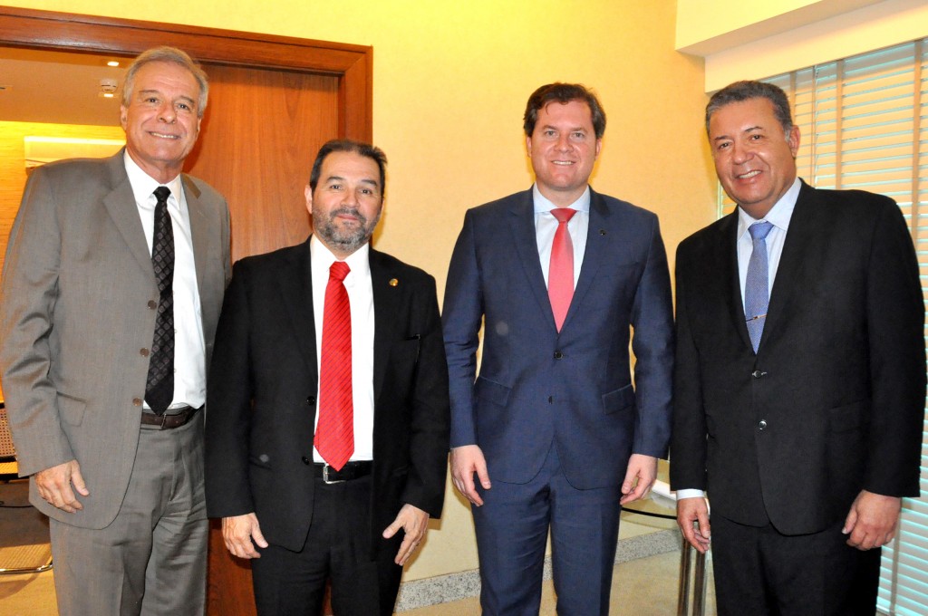 Martinho Moura, presidente da Anntur, Eduardo Lopes, presidente do PRB, Marx Beltrão, ministro do Turismo, e Alexandre Sampaio, presidente da FBHA e do Conselho de Turismo da CNC