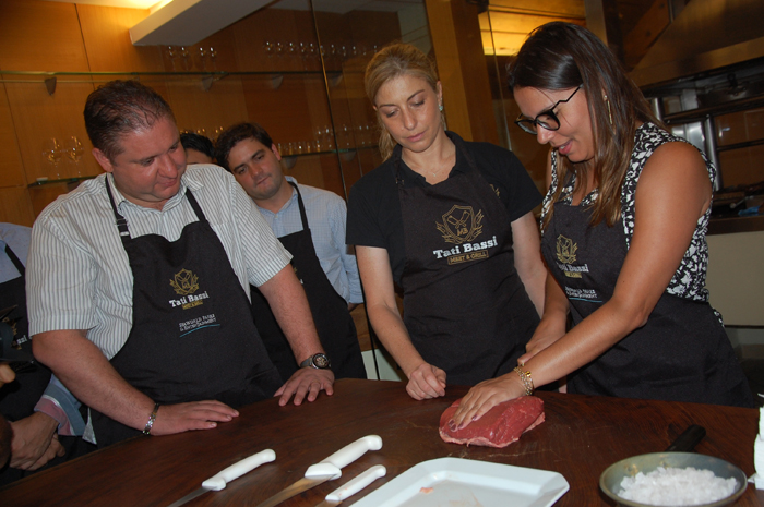 Os convidados aprenderam a cortar de forma correta a carne para o churrasco