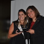 Paula Rorato da CVC recebendo homenagem de Diana Pomar