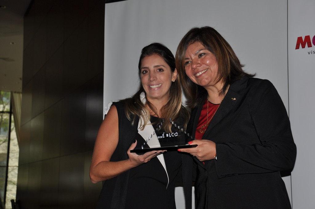Paula Rorato da CVC recebendo homenagem de Diana Pomar