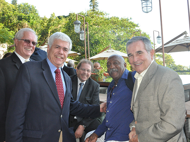 Paulo Senise, Carlos Alberto Kská, Cacalo e Valdir Walendowsky com o jogador Paulo Cesar Caju