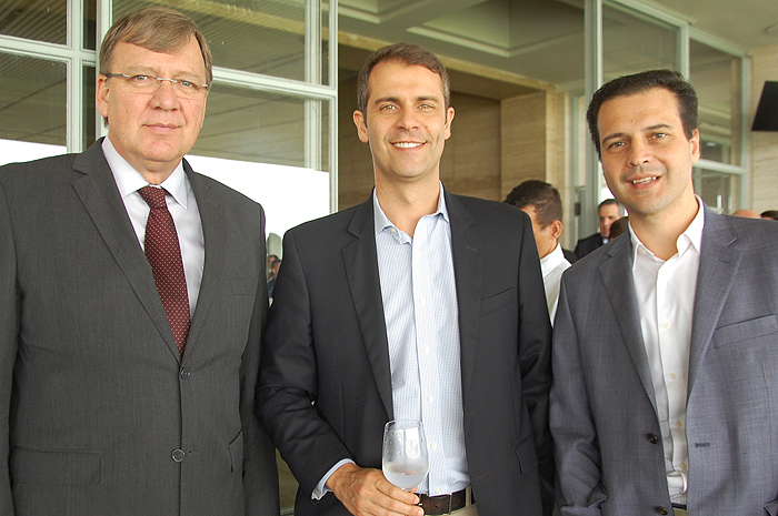 Peter Weber e Márvio Mansur, da SkyTeam Consolidadora, e André Sanajoti, da High Light
