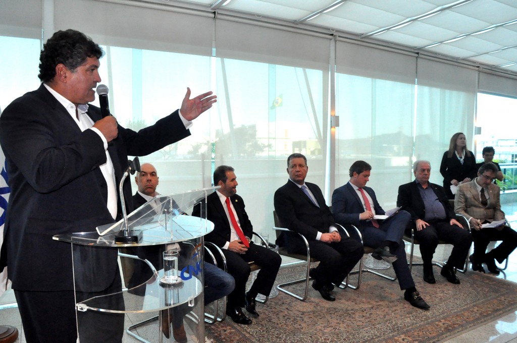 Sávio Neves, diretor do Trem do Corcovado e do AquaRio, ao lado dos participantes do debate