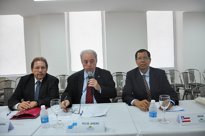 Valdir Walendowsky, da Santur, com Nilo Sérgio, secretário de Turismo do RJ, e Benedito Braga, da Bahia Valdir Walendowsky, da Santur, com Nilo Sérgio, secretário de Turismo do RJ, e Benedito Braga, da Bahia