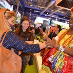 Baiana distribuindo as fitinhas de Nossa Senhor do Bonfim