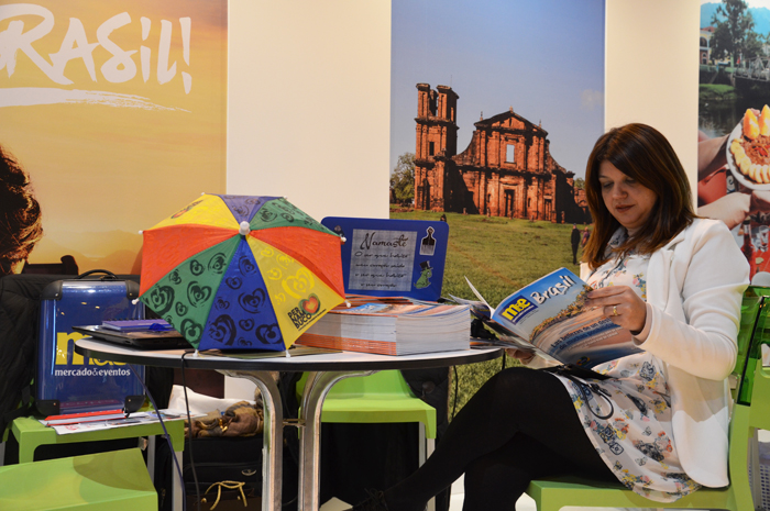 Diretora da Empetur lendo a revista do M&E