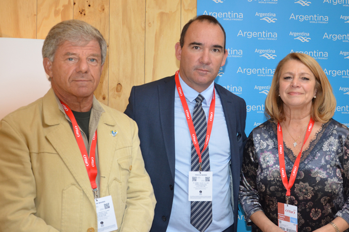 Herman Müller, ministro Turismo de Chubut (centro) com Enrique Litman e Maria Meira, da Associação As Baias Mais Bonitas do Mundo