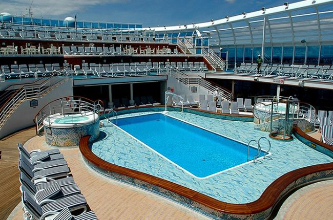 O complexo aquático com piscina e jacuzzi O complexo aquático com piscina e jacuzzi