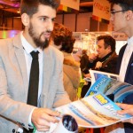 Revistas do M&E sendo distribuídas para os participantes da Fitur