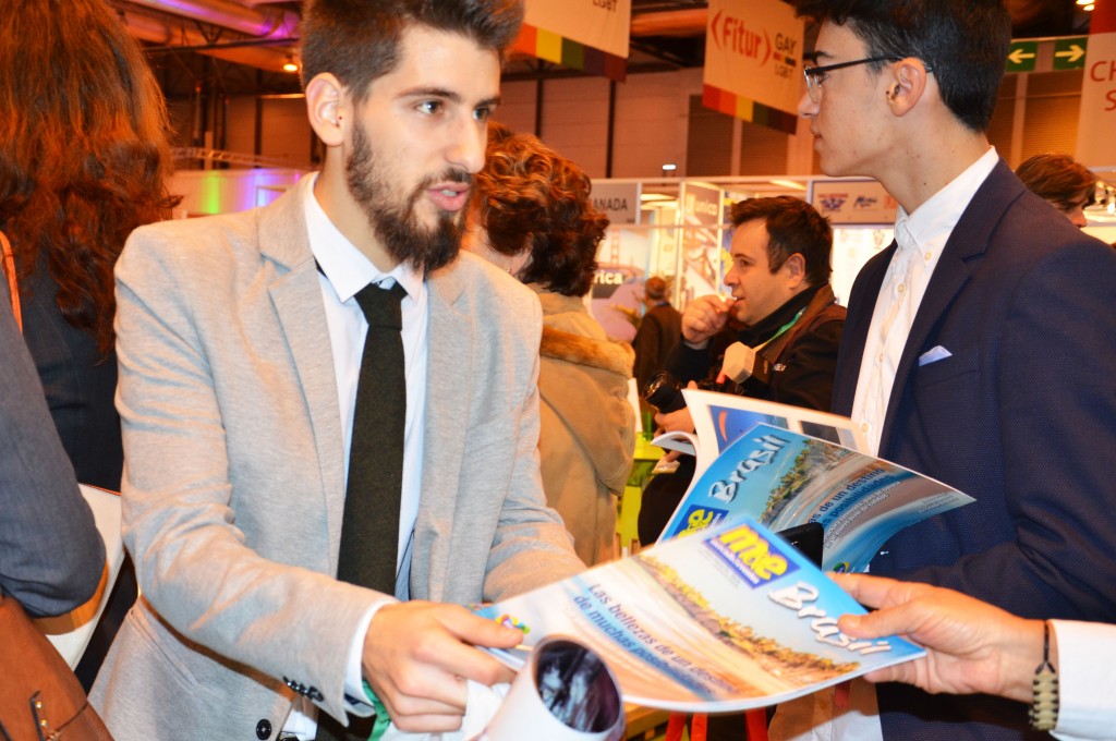 Revistas do M&E sendo distribuídas para os participantes da Fitur