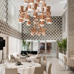 Sala de reunião montada para jantar
