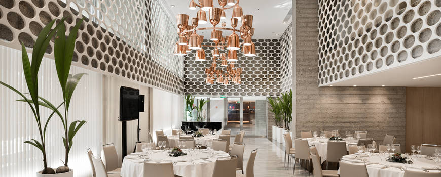 Sala de reunião montada para jantar