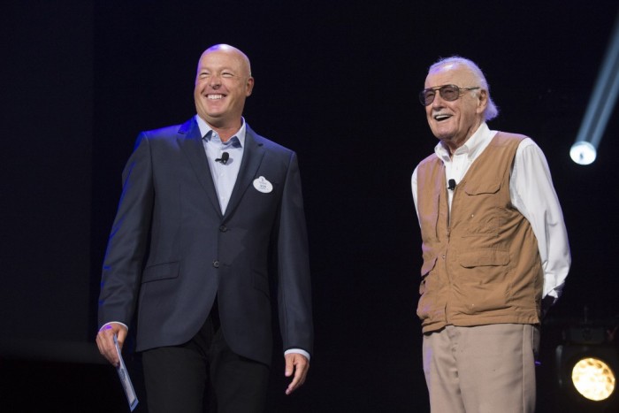 Chairman da Disney Parks e Resorts, Bob Chapek, ao lado do criador do Homem de Ferro, Stan Lee (Foto: Portal Disney)