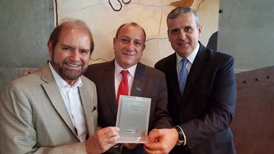 Guilherme Paulus com Toni Sando, presidente do SPCVB, e Juan Pablo de Vera, atual presidente do conselho (Foto: Divulgação)