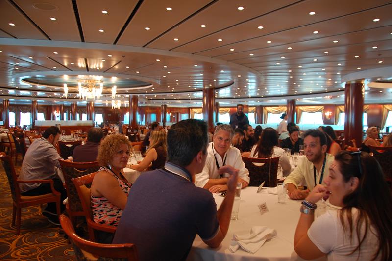 Agentes almoçam e testam experiências a bordo Agentes almoçam e testam experiências a bordo
