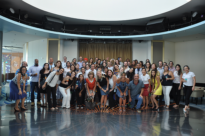 Agentes e equipe da R11 que participaram da visita ao Celebrity Infinity