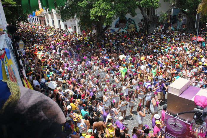 Bloco das Sambadeiras composto apenas por mulheres Bloco das Sambadeiras composto apenas por mulheres