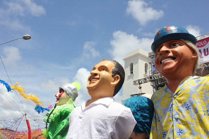 Bonecos representam Eduardo Campos e Tiririca Bonecos representam Eduardo Campos e Tiririca