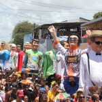 Bonecos seguem em fila no desfile