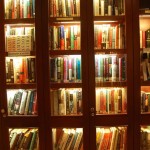 Centenas de livros estão à disposição dos hóspedes