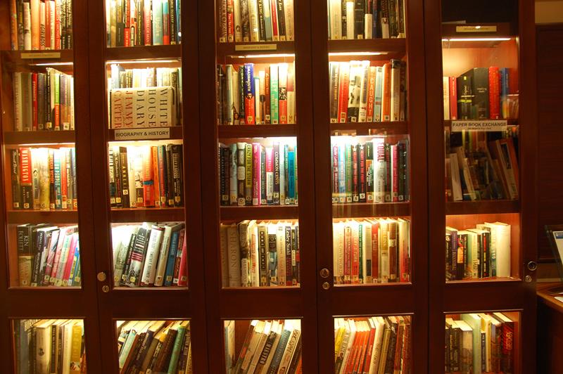 Centenas de livros estão à disposição dos hóspedes Centenas de livros estão à disposição dos hóspedes