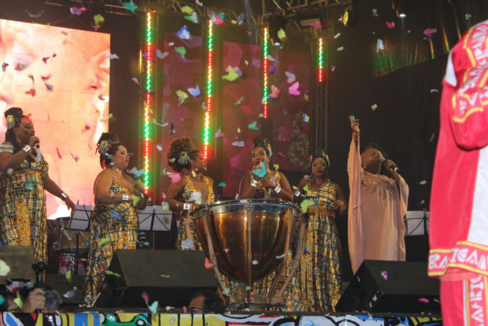 Com shows de artistas pernambucanos e nordestinos, palco teve atrações durante toda noite Com shows de artistas pernambucanos e nordestinos, palco teve atrações durante toda noite