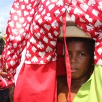 Crianças também participam do desfile, conduzindo bonecos menores