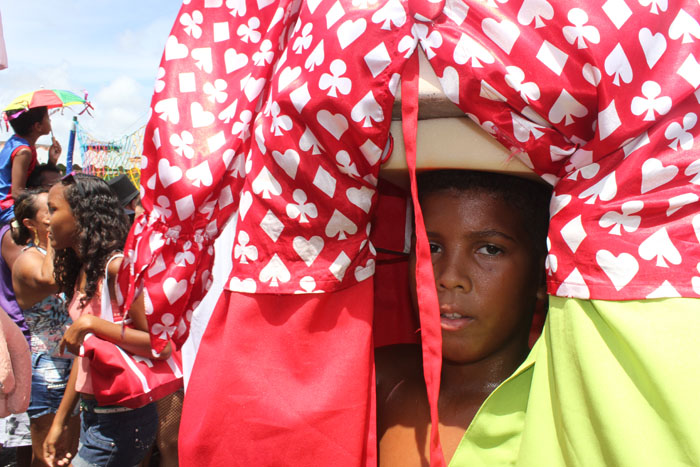 Crianças também participam do desfile, conduzindo bonecos menores Crianças também participam do desfile, conduzindo bonecos menores