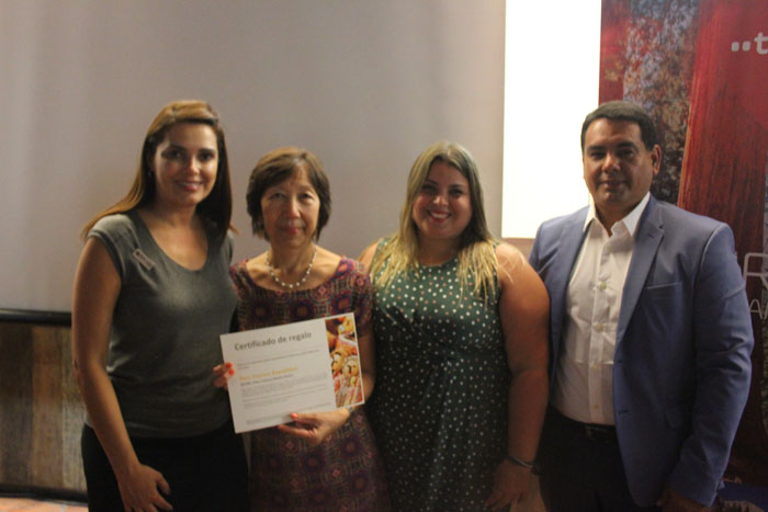 Cristiane Krenke da New Age, Vanessa Ramírez e Enrique Quiñones, da Vajes Pacífico, premiam a agente Edna Oikawa, ganhadora de uma viagem para o Peru Cristiane Krenke da New Age, Vanessa Ramírez e Enrique Quiñones, da Vajes Pacífico, premiam a agente Edna Oikawa, ganhadora de uma viagem para o Peru