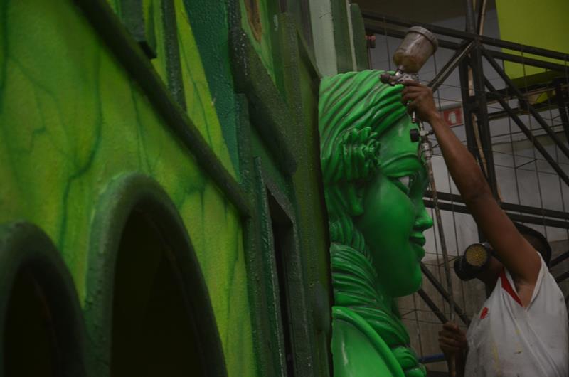 Carros recebem pinturas