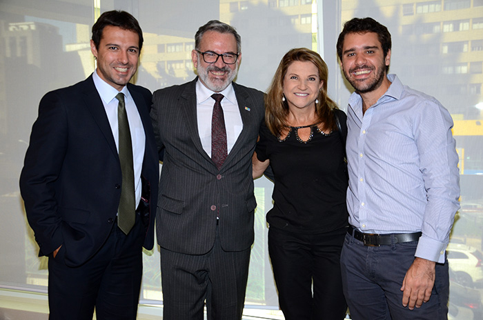 Eduardo Zorzanello e Marta Rossi, do Festuris, com Clovis Casemiro, da IGLTA, e Jean-Bruno Gillot, da Cap-Amazon Eduardo Zorzanello e Marta Rossi, do Festuris, com Clovis Casemiro, da IGLTA, e Jean-Bruno Gillot, da Cap-Amazon