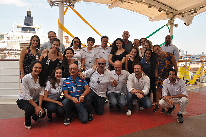 Equipe da R11 a bordo do Celebrity Infinity