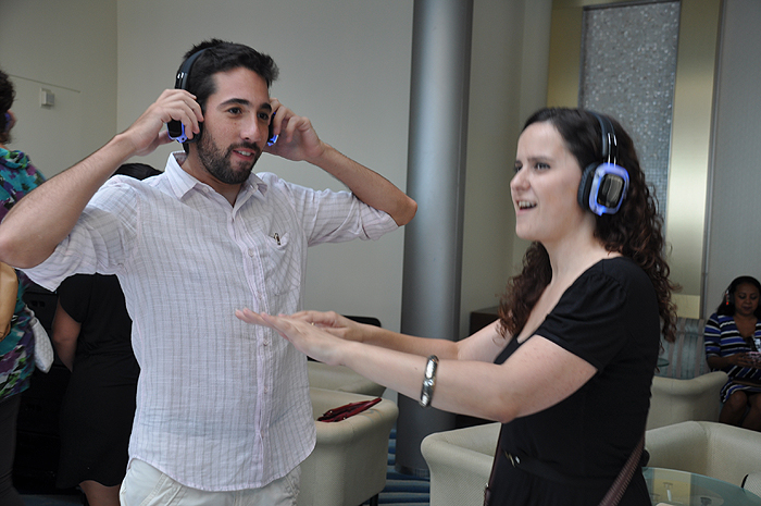 Equipe da R11 se diverte em coquetel a bordo