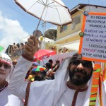 Foliões aproveitam a fantasia para pedir paz no Oriente Médio