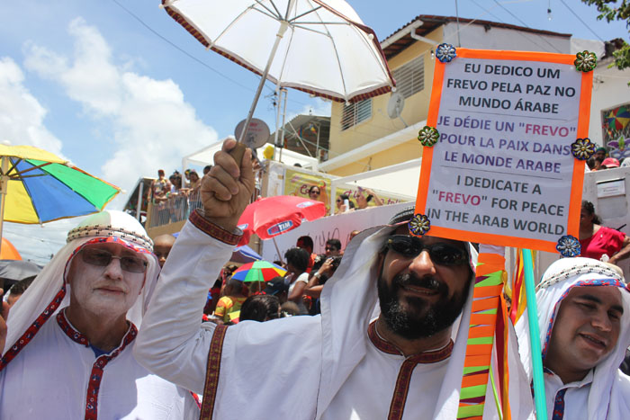 Foliões aproveitam a fantasia para pedir paz no Oriente Médio Foliões aproveitam a fantasia para pedir paz no Oriente Médio