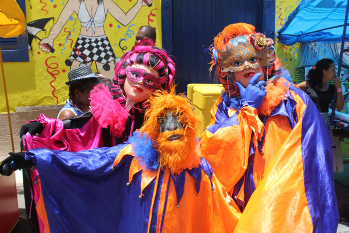 Foliões fantasiados também fazem parte do desfile Foliões fantasiados também fazem parte do desfile