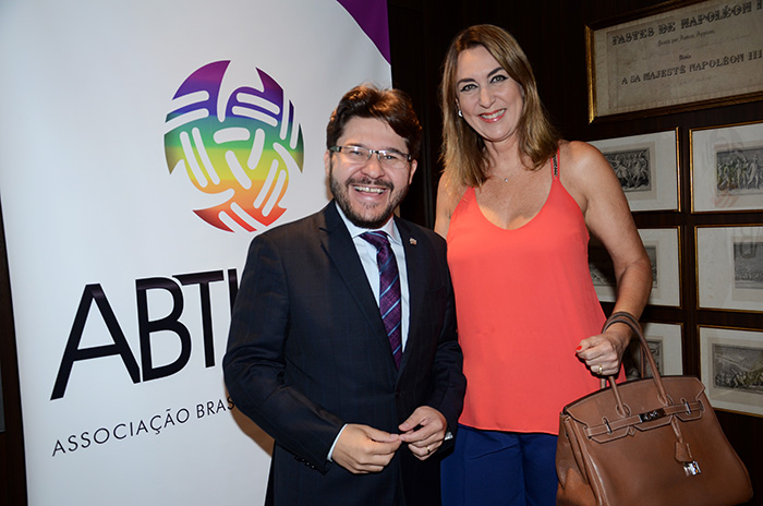 Gilson Lira, da Embratur, e Luciana Leite, da WTM Gilson Lira, da Embratur, e Luciana Leite, da WTM