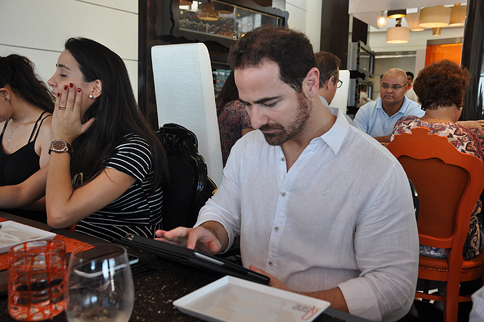 Gustavo Monteiro, da R11 usando o iPad do restaurante Qsine