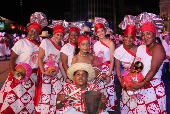 Nação de maracatu seguiram até o Marco Zero Nação de maracatu seguiram até o Marco Zero