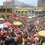 Público aglomerado em frente aos camarotes. Organização estima 2 milhões de foliões