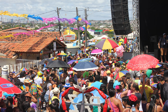 Público chegou cedo para ver o desfile de bonecos Público chegou cedo para ver o desfile de bonecos