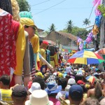 Público segue os bonecos de Olinda durante todo o percurso