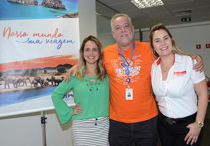 Rafaela Santine e Wanessa Mariusso, do Santander com Michael Barkoczy, presidente da Flytour Viagens Rafaela Santine e Wanessa Mariusso, do Santander com Michael Barkoczy, presidente da Flytour Viagens