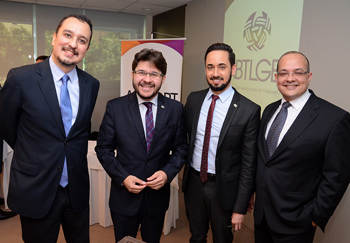 Ricardo Hida, da ABTLGBT, Gilson Lira e Wilson Andrade de Freitas, da Embratur, e Marcelo Michieletto, presidente da ABTLGBT Ricardo Hida, da ABTLGBT, Gilson Lira e Wilson Andrade de Freitas, da Embratur, e Marcelo Michieletto, presidente da ABTLGBT