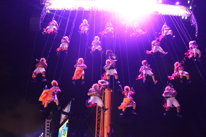 Suspensos por um guindaste, os integrantes do Aero Groove encerraram a noite Suspensos por um guindaste, os integrantes do Aero Groove encerraram a noite