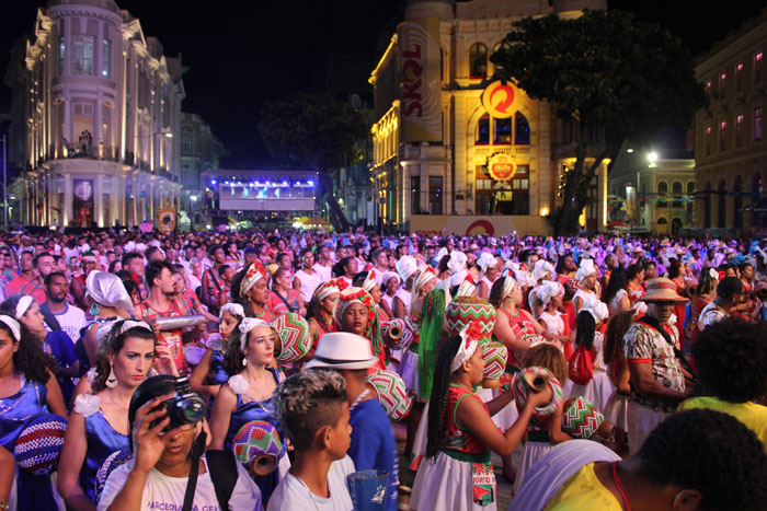 Um total de 17 naçoes de maracatu desfilaram até a praça do Marco Zero Um total de 17 naçoes de maracatu desfilaram até a praça do Marco Zero