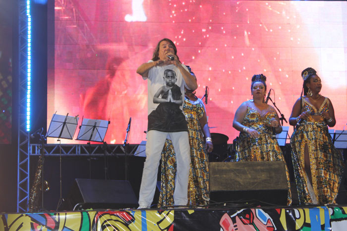 Uma das grandes atrações da noite, Lenine cantou sucessos de frevo e maracatu Uma das grandes atrações da noite, Lenine cantou sucessos de frevo e maracatu